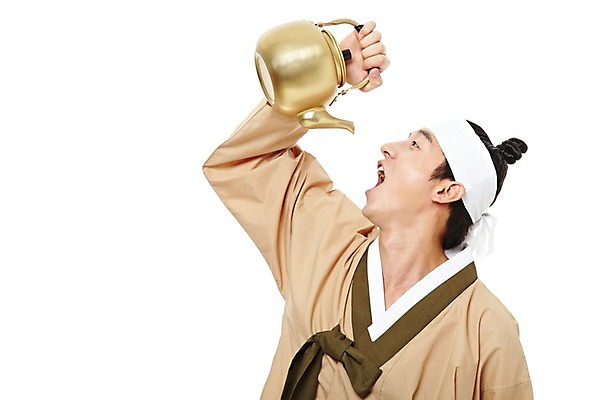 포토 JPG 스튜디오촬영 한국문화 한국전통 전통 남자 전통문화 주전자 한국 실내 한명 들기 누끼 사람 동양인 상반신 20대 성인 옆모습 한국인 마시기 전통의상 한복 먹기 음주 신분 평민 마당쇠 전통주 남자만 남자한명만 성인남자만 청년만 청년남자만 청년남자한명만 성인한명만 성인남자한명만 성인만 국내포토 1 동양문화 아시아 문화 뷰포인트 모션 주방용품 주류 인종 청년 내부 파일형식