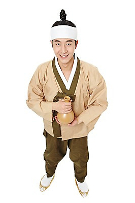 포토 JPG 스튜디오촬영 전신 한국문화 한국전통 전통 남자 전통문화 술병 한국 실내 한명 서기 미소 웃음 들기 누끼 사람 동양인 20대 성인 앞모습 하이앵글 한국인 전통의상 한복 음주 신분 짚신 평민 마당쇠 전통주 남자만 남자한명만 성인남자만 청년만 청년남자만 청년남자한명만 성인한명만 성인남자한명만 성인만 국내포토 1 동양문화 아시아 문화 뷰포인트 신발 모션 병_용기 주류 전통소품 표정 인종 청년 내부 파일형식