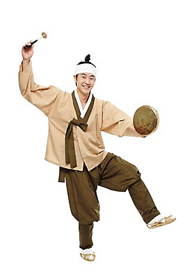 포토 JPG 스튜디오촬영 전신 한국문화 한국전통 전통 남자 전통문화 악기 포즈 연주 타악기 한국 실내 한명 서기 미소 웃음 들기 누끼 사람 동양인 20대 성인 앞모습 전통놀이 한국인 전통의상 한복 풍물놀이 사물놀이 신분 짚신 꽹과리 평민 마당쇠 남자만 남자한명만 성인남자만 청년만 청년남자만 청년남자한명만 성인한명만 성인남자한명만 성인만 국내포토 1 동양문화 아시아 문화 음악 뷰포인트 신발 모션 놀이 전통소품 표정 국악기 국악 인종 청년 내부 전통공연 파일형식