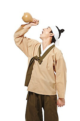 포토 JPG 스튜디오촬영 한국문화 한국전통 전통 남자 전통문화 술병 한국 실내 한명 서기 들기 누끼 사람 동양인 20대 성인 옆모습 한국인 마시기 전통의상 한복 먹기 음주 신분 평민 마당쇠 전통주 남자만 남자한명만 성인남자만 청년만 청년남자만 청년남자한명만 성인한명만 성인남자한명만 성인만 국내포토 1 동양문화 아시아 문화 뷰포인트 모션 병_용기 주류 인종 청년 내부 파일형식