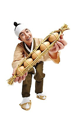 포토 JPG 스튜디오촬영 전신 한국문화 한국전통 전통 남자 전통문화 음식 한국 실내 한명 서기 미소 웃음 들기 누끼 사람 동양인 20대 성인 앞모습 계란 한국인 전통의상 한복 신분 짚신 평민 마당쇠 남자만 남자한명만 성인남자만 청년만 청년남자만 청년남자한명만 성인한명만 성인남자한명만 성인만 국내포토 1 동양문화 아시아 문화 뷰포인트 신발 모션 전통소품 표정 인종 청년 내부 알 파일형식