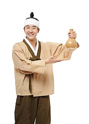 포토 JPG 스튜디오촬영 한국문화 한국전통 전통 남자 전통문화 술병 한국 실내 한명 서기 미소 웃음 들기 누끼 사람 동양인 20대 성인 앞모습 한국인 전통의상 한복 음주 신분 평민 마당쇠 전통주 남자만 남자한명만 성인남자만 청년만 청년남자만 청년남자한명만 성인한명만 성인남자한명만 성인만 국내포토 1 동양문화 아시아 문화 뷰포인트 모션 병_용기 주류 표정 인종 청년 내부 파일형식