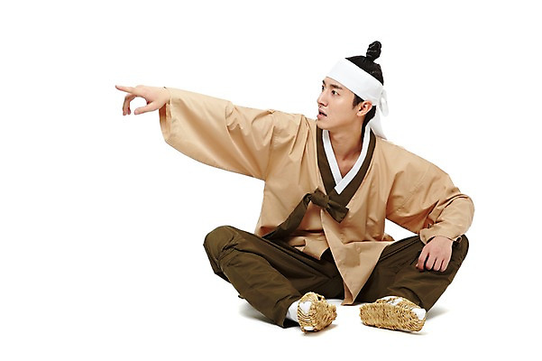 포토 JPG 스튜디오촬영 전신 한국문화 한국전통 전통 응시 남자 전통문화 모션 한국 실내 한명 누끼 사람 앉기 동양인 손짓 20대 성인 앞모습 한국인 분노 가리킴 전통의상 한복 신분 짚신 평민 마당쇠 남자만 남자한명만 성인남자만 청년만 청년남자만 청년남자한명만 성인한명만 성인남자한명만 성인만 국내포토 1 동양문화 시선 감정 아시아 문화 뷰포인트 신발 전통소품 인종 청년 내부 파일형식