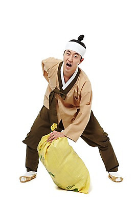 포토 JPG 스튜디오촬영 전신 한국문화 한국전통 전통 남자 전통문화 한국 실내 피곤 한명 서기 누끼 사람 동양인 20대 성인 앞모습 농사 한국인 짐 운반 농부 전통의상 한복 신분 짚신 무거움 평민 마당쇠 쌀가마 쌀자루 남자만 남자한명만 성인남자만 청년만 청년남자만 청년남자한명만 성인한명만 성인남자한명만 성인만 국내포토 직업 1 동양문화 아시아 문화 뷰포인트 신발 컨셉 농업 모션 전통소품 인종 청년 내부 무게 자루 파일형식