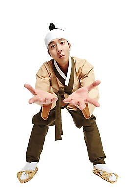 포토 JPG 스튜디오촬영 전신 한국문화 한국전통 전통 남자 전통문화 모션 한국 실내 한명 서기 누끼 사람 동양인 손짓 20대 성인 앞모습 한국인 전통의상 한복 신분 짚신 평민 마당쇠 남자만 남자한명만 성인남자만 청년만 청년남자만 청년남자한명만 성인한명만 성인남자한명만 성인만 국내포토 1 동양문화 아시아 문화 뷰포인트 신발 전통소품 인종 청년 내부 파일형식