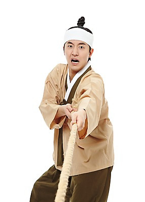 포토 JPG 스튜디오촬영 한국문화 한국전통 전통 남자 전통문화 밧줄 모션 한국 실내 한명 서기 누끼 사람 동양인 20대 성인 앞모습 놀람 한국인 당기기 전통의상 한복 신분 줄다리기 짚신 평민 마당쇠 남자만 남자한명만 성인남자만 청년만 청년남자만 청년남자한명만 성인한명만 성인남자한명만 성인만 국내포토 1 동양문화 감정 아시아 문화 줄 뷰포인트 신발 놀이 전통소품 표정 인종 청년 내부 파일형식