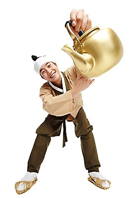 포토 JPG 스튜디오촬영 전신 한국문화 한국전통 전통 남자 전통문화 모션 주전자 한국 실내 한명 서기 미소 웃음 들기 누끼 사람 동양인 20대 성인 앞모습 한국인 붓기 전통의상 한복 음주 신분 짚신 평민 마당쇠 전통주 남자만 남자한명만 성인남자만 청년만 청년남자만 청년남자한명만 성인한명만 성인남자한명만 성인만 국내포토 1 동양문화 아시아 문화 뷰포인트 신발 주방용품 주류 전통소품 표정 인종 청년 내부 파일형식