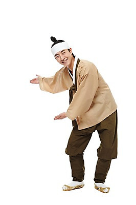 포토 JPG 스튜디오촬영 전신 한국문화 한국전통 전통 남자 전통문화 모션 안내 한국 실내 한명 서기 미소 웃음 누끼 사람 동양인 손짓 20대 성인 앞모습 한국인 전통의상 한복 신분 짚신 평민 마당쇠 남자만 남자한명만 성인남자만 청년만 청년남자만 청년남자한명만 성인한명만 성인남자한명만 성인만 국내포토 1 동양문화 아시아 문화 뷰포인트 신발 전통소품 표정 인종 청년 내부 파일형식