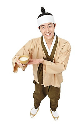 포토 JPG 스튜디오촬영 전신 한국문화 한국전통 전통 남자 전통문화 술잔 잔 한국 실내 한명 서기 미소 웃음 들기 누끼 사람 동양인 20대 성인 앞모습 하이앵글 한국인 전통의상 한복 음주 신분 막걸리 짚신 평민 마당쇠 전통주 남자만 남자한명만 성인남자만 청년만 청년남자만 청년남자한명만 성인한명만 성인남자한명만 성인만 국내포토 1 동양문화 식기 아시아 문화 뷰포인트 신발 모션 주류 전통소품 표정 인종 청년 내부 파일형식