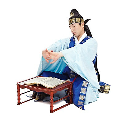 포토 JPG 스튜디오촬영 전신 한국문화 한국전통 전통 남자 전통문화 한국 실내 한명 누끼 사람 앉기 동양인 20대 성인 옆모습 책 독서 눈감음 한국인 졸음 전통의상 한복 기지개 신분 도령 복건 서책 소반 남자만 남자한명만 성인남자만 청년만 청년남자만 청년남자한명만 성인한명만 성인남자한명만 성인만 국내포토 1 동양문화 감정 아시아 문화 뷰포인트 모션 탁자 전통소품 인종 청년 내부 파일형식