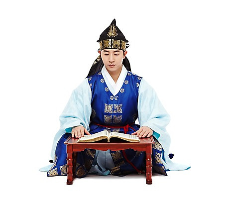 포토 JPG 스튜디오촬영 전신 한국문화 한국전통 전통 응시 남자 전통문화 한국 실내 한명 누끼 사람 앉기 동양인 20대 성인 앞모습 책 독서 한국인 전통의상 한복 신분 도령 복건 서책 소반 남자만 남자한명만 성인남자만 청년만 청년남자만 청년남자한명만 성인한명만 성인남자한명만 성인만 국내포토 1 동양문화 시선 아시아 문화 뷰포인트 모션 탁자 전통소품 인종 청년 내부 파일형식