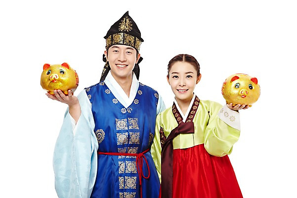 포토 JPG 스튜디오촬영 한국문화 한국전통 전통 커플 여자 명절 남자 전통문화 한국 실내 선물 미소 웃음 들기 누끼 사람 동양인 상반신 20대 성인 두명 앞모습 한국인 돼지저금통 저금통 전통의상 한복 신분 낭자 도령 복건 복돼지 청년만 성인만 국내포토 동양문화 기념일 아시아 문화 뷰포인트 관계 모션 전통소품 표정 인종 청년 내부 저축 파일형식