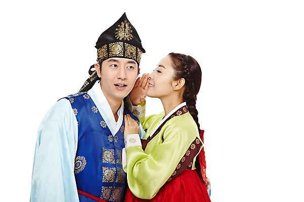 포토 JPG 스튜디오촬영 한국문화 한국전통 전통 커플 여자 남자 전통문화 한국 실내 미소 웃음 누끼 사람 동양인 상반신 20대 성인 두명 옆모습 한국인 전통의상 한복 비밀 귓속말 신분 낭자 도령 복건 청년만 성인만 국내포토 동양문화 아시아 문화 뷰포인트 컨셉 관계 전통소품 표정 인종 청년 내부 파일형식