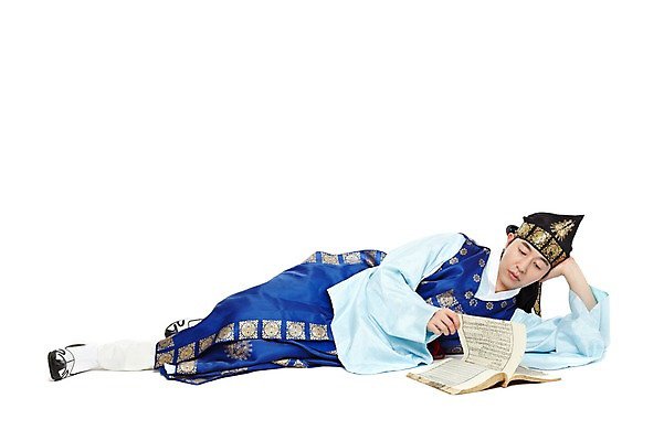 포토 JPG 스튜디오촬영 전신 한국문화 한국전통 전통 응시 남자 전통문화 한국 실내 한명 누끼 사람 동양인 20대 성인 앞모습 책 눕기 독서 한국인 전통의상 한복 신분 도령 복건 서책 남자만 남자한명만 성인남자만 청년만 청년남자만 청년남자한명만 성인한명만 성인남자한명만 성인만 국내포토 1 동양문화 시선 아시아 문화 뷰포인트 모션 전통소품 인종 청년 내부 파일형식