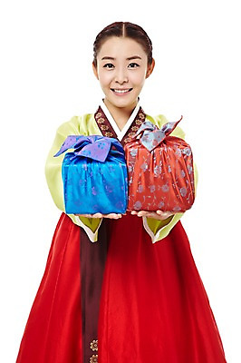 포토 JPG 스튜디오촬영 한국문화 한국전통 전통 여자 명절 전통문화 한국 실내 선물 한명 서기 미소 웃음 들기 누끼 사람 동양인 상반신 20대 성인 앞모습 선물상자 한국인 보자기 전통의상 한복 신분 낭자 여자만 여자한명만 성인여자만 청년만 청년여자만 성인한명만 청년여자한명만 성인여자한명만 성인만 국내포토 1 동양문화 기념일 아시아 문화 뷰포인트 모션 표정 인종 청년 내부 상자 파일형식 천_직물