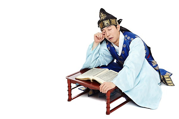 포토 JPG 스튜디오촬영 전신 한국문화 한국전통 전통 남자 전통문화 한국 실내 한명 누끼 사람 앉기 동양인 20대 성인 옆모습 책 독서 눈감음 한국인 졸음 전통의상 한복 신분 도령 복건 서책 소반 남자만 남자한명만 성인남자만 청년만 청년남자만 청년남자한명만 성인한명만 성인남자한명만 성인만 국내포토 1 동양문화 감정 아시아 문화 뷰포인트 모션 탁자 전통소품 인종 청년 내부 파일형식