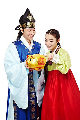 포토 JPG 스튜디오촬영 한국문화 한국전통 전통 커플 여자 명절 남자 전통문화 한국 실내 선물 미소 웃음 들기 누끼 사람 동양인 20대 성인 두명 앞모습 한국인 돼지저금통 저금통 전통의상 한복 신분 낭자 도령 복건 복돼지 청년만 성인만 국내포토 동양문화 기념일 아시아 문화 뷰포인트 관계 모션 전통소품 표정 인종 청년 내부 저축 파일형식