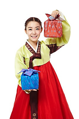 포토 JPG 스튜디오촬영 한국문화 한국전통 전통 여자 명절 전통문화 한국 실내 선물 한명 서기 미소 웃음 들기 누끼 사람 동양인 상반신 20대 성인 앞모습 선물상자 한국인 보자기 전통의상 한복 신분 낭자 여자만 여자한명만 성인여자만 청년만 청년여자만 성인한명만 청년여자한명만 성인여자한명만 성인만 국내포토 1 동양문화 기념일 아시아 문화 뷰포인트 모션 표정 인종 청년 내부 상자 파일형식 천_직물