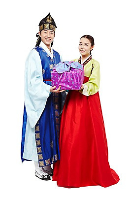 포토 JPG 스튜디오촬영 한국문화 한국전통 전통 커플 여자 명절 남자 전통문화 한국 실내 선물 미소 웃음 들기 누끼 사람 동양인 20대 성인 두명 앞모습 선물상자 한국인 보자기 전통의상 한복 신분 낭자 도령 복건 청년만 성인만 국내포토 동양문화 기념일 아시아 문화 뷰포인트 관계 모션 전통소품 표정 인종 청년 내부 상자 파일형식 천_직물