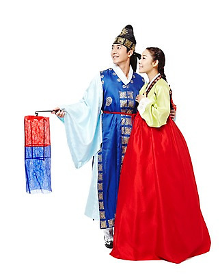 포토 JPG 스튜디오촬영 전신 한국문화 한국전통 전통 커플 응시 여자 남자 전통문화 조명 한국 실내 서기 미소 웃음 들기 누끼 사람 동양인 20대 성인 두명 옆모습 한국인 전통의상 한복 청사초롱 신분 낭자 도령 복건 전통등 청년만 성인만 국내포토 동양문화 시선 아시아 문화 뷰포인트 관계 모션 전통소품 표정 인종 청년 내부 초롱 파일형식 나라 등불 오브젝트