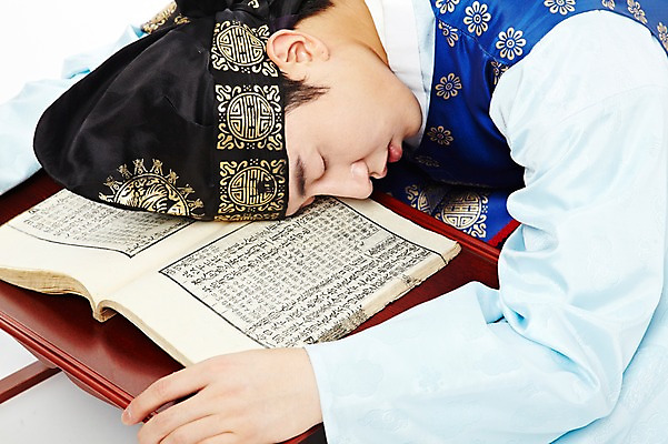 포토 JPG 스튜디오촬영 한국문화 한국전통 전통 남자 전통문화 엎드리기 한국 실내 한명 사람 앉기 동양인 상반신 20대 성인 옆모습 책 독서 눈감음 한국인 잠 졸음 전통의상 한복 신분 도령 복건 서책 소반 남자만 남자한명만 성인남자만 청년만 청년남자만 청년남자한명만 성인한명만 성인남자한명만 성인만 국내포토 1 동양문화 감정 아시아 문화 뷰포인트 모션 탁자 전통소품 인종 청년 내부 파일형식