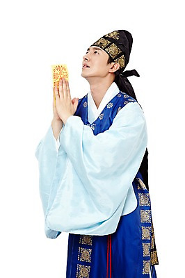 포토 JPG 스튜디오촬영 한국문화 한국전통 전통 응시 남자 전통문화 한국 실내 한명 서기 들기 누끼 사람 동양인 상반신 20대 성인 옆모습 한국인 올려보기 기도 전통의상 한복 신분 무속 소원 손모으기 도령 합장 복건 미신 부적 남자만 남자한명만 성인남자만 청년만 청년남자만 청년남자한명만 성인한명만 성인남자한명만 성인만 국내포토 1 동양문화 시선 아시아 문화 뷰포인트 모션 전통소품 인종 손짓 청년 내부 파일형식