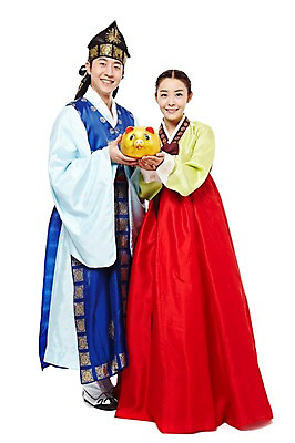 포토 JPG 스튜디오촬영 한국문화 한국전통 전통 커플 여자 명절 남자 전통문화 한국 실내 선물 미소 웃음 들기 누끼 사람 동양인 20대 성인 두명 앞모습 한국인 돼지저금통 저금통 전통의상 한복 신분 낭자 도령 복건 복돼지 청년만 성인만 국내포토 동양문화 기념일 아시아 문화 뷰포인트 관계 모션 전통소품 표정 인종 청년 내부 저축 파일형식