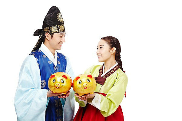 포토 JPG 스튜디오촬영 한국문화 한국전통 전통 커플 여자 명절 남자 전통문화 한국 실내 선물 미소 웃음 들기 누끼 사람 동양인 상반신 20대 성인 두명 옆모습 마주보기 한국인 돼지저금통 저금통 전통의상 한복 신분 낭자 도령 복건 복돼지 청년만 성인만 국내포토 동양문화 기념일 아시아 문화 뷰포인트 관계 모션 전통소품 표정 인종 청년 내부 저축 파일형식