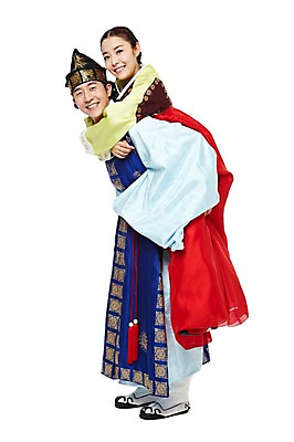 포토 JPG 스튜디오촬영 전신 한국문화 한국전통 전통 커플 여자 남자 전통문화 한국 실내 서기 미소 웃음 누끼 사람 동양인 20대 성인 두명 옆모습 한국인 전통의상 한복 신분 업기 낭자 도령 복건 청년만 성인만 국내포토 동양문화 아시아 문화 뷰포인트 관계 모션 전통소품 표정 인종 청년 내부 파일형식