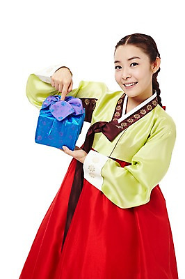 포토 JPG 스튜디오촬영 한국문화 한국전통 전통 여자 명절 전통문화 한국 실내 선물 한명 서기 미소 웃음 들기 누끼 사람 동양인 상반신 20대 성인 앞모습 선물상자 한국인 가리킴 보자기 전통의상 한복 신분 낭자 여자만 여자한명만 성인여자만 청년만 청년여자만 성인한명만 청년여자한명만 성인여자한명만 성인만 국내포토 1 동양문화 기념일 아시아 문화 뷰포인트 모션 표정 인종 손짓 청년 내부 상자 파일형식 천_직물