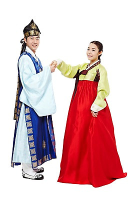 포토 JPG 스튜디오촬영 전신 한국문화 한국전통 전통 커플 여자 남자 전통문화 한국 실내 서기 미소 웃음 누끼 사람 동양인 20대 성인 두명 옆모습 마주보기 손잡기 한국인 전통의상 한복 신분 낭자 도령 복건 청년만 성인만 국내포토 동양문화 아시아 문화 뷰포인트 관계 모션 전통소품 표정 인종 청년 내부 파일형식