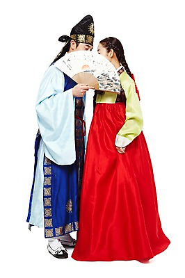 포토 JPG 스튜디오촬영 전신 한국문화 한국전통 전통 커플 여자 남자 전통문화 한국 실내 서기 들기 누끼 사람 동양인 20대 성인 두명 옆모습 마주보기 한국인 가림 부채 전통의상 한복 신분 낭자 도령 전통부채 복건 청년만 성인만 국내포토 동양문화 아시아 문화 뷰포인트 관계 모션 전통소품 인종 청년 내부 파일형식