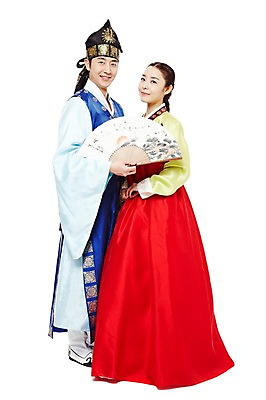 포토 JPG 스튜디오촬영 전신 한국문화 한국전통 전통 커플 여자 남자 전통문화 한국 실내 미소 웃음 들기 누끼 사람 동양인 20대 성인 두명 옆모습 한국인 부채 전통의상 한복 신분 낭자 도령 전통부채 복건 청년만 성인만 국내포토 동양문화 아시아 문화 뷰포인트 관계 모션 전통소품 표정 인종 청년 내부 파일형식