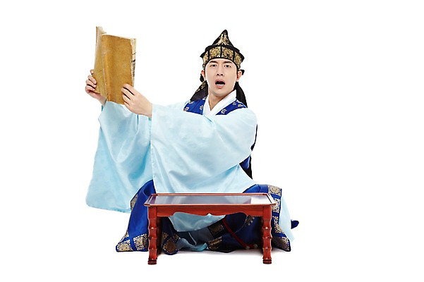 포토 JPG 스튜디오촬영 전신 한국문화 한국전통 전통 남자 전통문화 한국 실내 한명 들기 누끼 사람 앉기 동양인 20대 성인 앞모습 책 독서 한국인 찡그림 전통의상 한복 상 신분 도령 복건 서책 소반 남자만 남자한명만 성인남자만 청년만 청년남자만 청년남자한명만 성인한명만 성인남자한명만 성인만 국내포토 1 동양문화 아시아 문화 뷰포인트 모션 탁자 전통소품 표정 인종 청년 내부 상패 파일형식