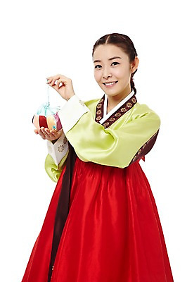 포토 JPG 스튜디오촬영 한국문화 한국전통 전통 여자 전통문화 복주머니 한국 실내 한명 미소 웃음 들기 누끼 사람 동양인 상반신 20대 성인 앞모습 한국인 전통의상 한복 신분 낭자 여자만 여자한명만 성인여자만 청년만 청년여자만 성인한명만 청년여자한명만 성인여자한명만 성인만 국내포토 1 동양문화 아시아 문화 뷰포인트 모션 전통소품 표정 인종 청년 내부 파일형식