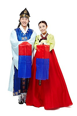 포토 JPG 스튜디오촬영 전신 한국문화 한국전통 전통 커플 여자 남자 전통문화 조명 한국 실내 서기 미소 웃음 들기 누끼 사람 동양인 20대 성인 두명 앞모습 한국인 전통의상 한복 청사초롱 신분 낭자 도령 복건 전통등 청년만 성인만 국내포토 동양문화 아시아 문화 뷰포인트 관계 모션 전통소품 표정 인종 청년 내부 초롱 파일형식