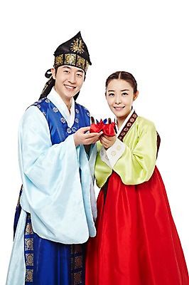 포토 JPG 스튜디오촬영 한국문화 한국전통 전통 커플 여자 남자 전통문화 한국 실내 미소 웃음 들기 누끼 사람 동양인 20대 성인 두명 앞모습 한국인 전통의상 한복 원앙 신분 낭자 도령 복건 청년만 성인만 국내포토 동양문화 아시아 문화 뷰포인트 관계 모션 조류 전통소품 표정 인종 청년 내부 파일형식