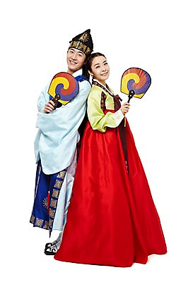 포토 JPG 스튜디오촬영 전신 한국문화 한국전통 전통 커플 여자 남자 전통문화 한국 실내 미소 웃음 들기 누끼 사람 동양인 20대 성인 두명 옆모습 한국인 등맞대기 부채 전통의상 한복 신분 낭자 도령 태극선 전통부채 복건 청년만 성인만 국내포토 동양문화 아시아 문화 뷰포인트 관계 모션 전통소품 표정 인종 청년 내부 파일형식