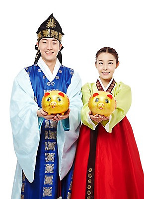 포토 JPG 스튜디오촬영 한국문화 한국전통 전통 커플 여자 명절 남자 전통문화 한국 실내 선물 서기 미소 웃음 들기 누끼 사람 동양인 20대 성인 두명 앞모습 한국인 돼지저금통 저금통 전통의상 한복 신분 낭자 도령 복건 복돼지 청년만 성인만 국내포토 동양문화 기념일 아시아 문화 뷰포인트 관계 모션 전통소품 표정 인종 청년 내부 저축 파일형식