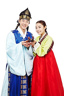 포토 JPG 스튜디오촬영 한국문화 한국전통 전통 커플 여자 남자 전통문화 한국 실내 미소 웃음 들기 누끼 사람 동양인 20대 성인 두명 앞모습 한국인 전통의상 한복 신분 낭자 도령 복건 청년만 성인만 국내포토 동양문화 아시아 문화 뷰포인트 관계 모션 전통소품 표정 인종 청년 내부 파일형식