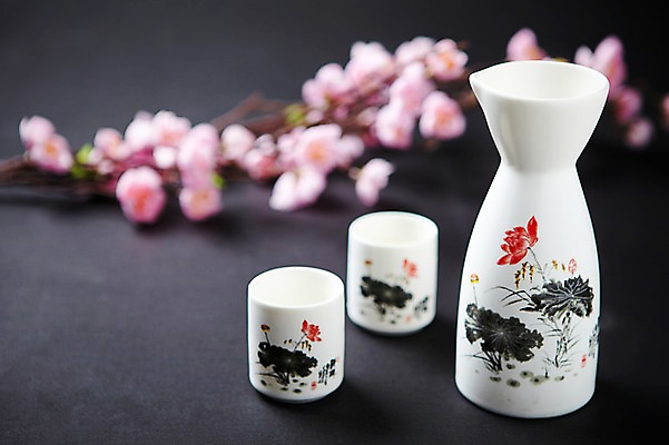 포토 JPG 스튜디오촬영 식물 꽃 음료 백그라운드 술병 유리병 잔 주류 실내 근접촬영 사람없음 아웃포커스 벚꽃 나뭇가지 알코올 병 음주 오브젝트 사케 도쿠리 정종 국내포토 나무 식기 뷰포인트 병_용기 촬영기법 내부 파일형식