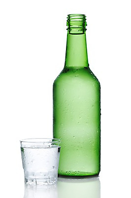 포토 JPG 스튜디오촬영 백그라운드 술잔 술병 유리병 잔 주류 실내 사람없음 물방울 알코올 병 오브젝트 소주 소주잔 국내포토 식기 음료 병_용기 내부 파일형식