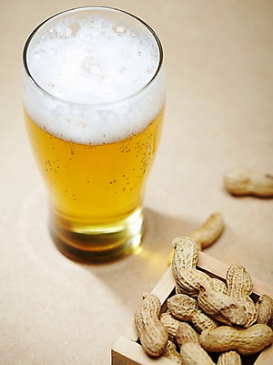 포토 JPG 스튜디오촬영 음료 백그라운드 잔 맥주 주류 생맥주 실내 통 근접촬영 사람없음 아웃포커스 컵 상자 거품 알코올 음주 안주 오브젝트 땅콩 맥주잔 마른안주 맥주거품 국내포토 식기 뷰포인트 술잔 촬영기법 내부 견과류 파일형식