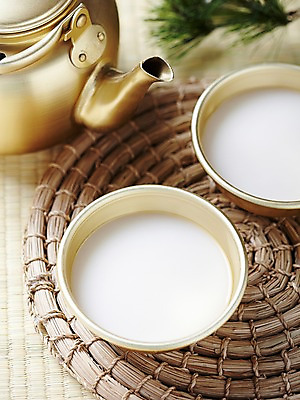 포토 JPG 스튜디오촬영 식물 음료 백그라운드 술잔 주전자 술병 주류 실내 근접촬영 사람없음 아웃포커스 장식 나뭇가지 알코올 소나무 사발 음주 받침대 오브젝트 막걸리 국내포토 나무 뷰포인트 주방용품 병_용기 잔 촬영기법 내부 사기그릇 파일형식