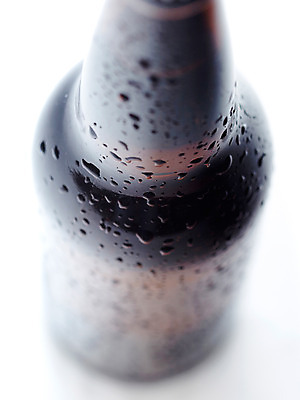 포토 JPG 스튜디오촬영 음료 백그라운드 술병 유리병 맥주 주류 실내 누끼 근접촬영 사람없음 아웃포커스 물방울 알코올 병 음주 오브젝트 맥주병 국내포토 식기 뷰포인트 병_용기 촬영기법 내부 파일형식