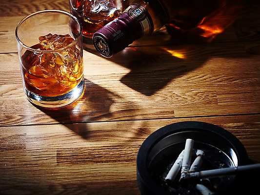 포토 JPG 스튜디오촬영 음료 백그라운드 술잔 탁자 술병 유리병 잔 주류 담배 실내 사람없음 컵 얼음 알코올 음주 오브젝트 양주 담배꽁초 재떨이 위스키 국내포토 자연요소 식기 가구 병_용기 내부 파일형식