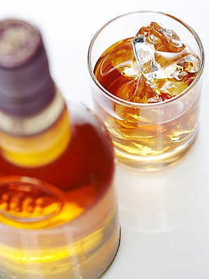 포토 JPG 스튜디오촬영 음료 백그라운드 술잔 술병 유리병 잔 주류 실내 근접촬영 사람없음 아웃포커스 컵 얼음 알코올 음주 오브젝트 양주 위스키 국내포토 자연요소 식기 뷰포인트 병_용기 촬영기법 내부 파일형식