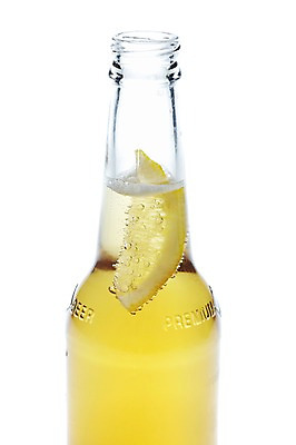 포토 JPG 스튜디오촬영 음료 백그라운드 과일 술병 유리병 맥주 주류 실내 누끼 사람없음 물방울 알코올 병 레몬 음주 오브젝트 맥주병 국내포토 식기 병_용기 내부 파일형식