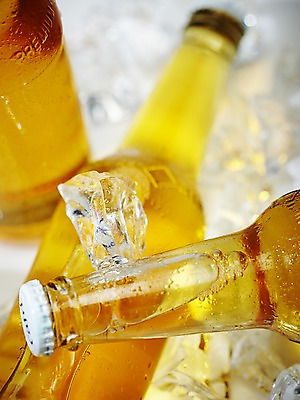 포토 JPG 스튜디오촬영 백그라운드 술병 유리병 맥주 주류 실내 근접촬영 사람없음 아웃포커스 얼음 알코올 병 오브젝트 맥주병 얼음조각 국내포토 자연요소 식기 음료 뷰포인트 병_용기 촬영기법 내부 파일형식