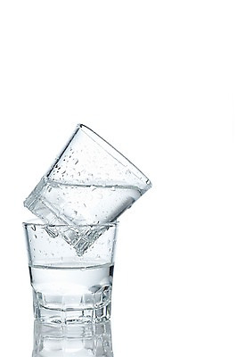 포토 JPG 스튜디오촬영 음료 백그라운드 술잔 잔 주류 실내 누끼 사람없음 컵 쌓기 물방울 알코올 음주 오브젝트 소주 소주잔 국내포토 식기 모션 내부 파일형식